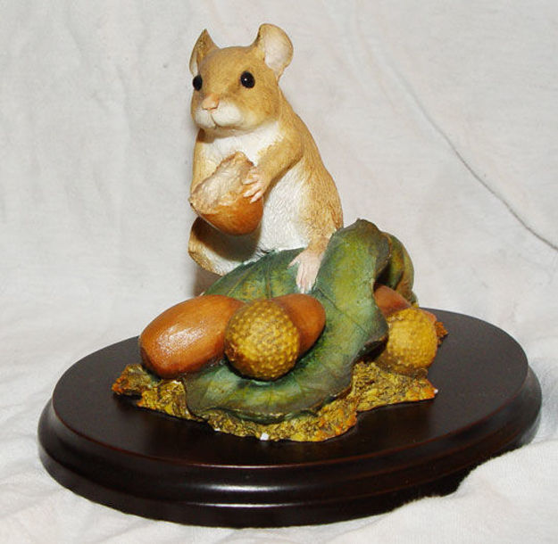 Immagine di MOUSE COLLECTING ACORNS