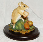 Immagine di MOUSE COLLECTING ACORNS