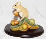 Immagine di MOUSE COLLECTING ACORNS