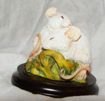 Immagine di PAIR OF MICE ASLEEP - WHITE